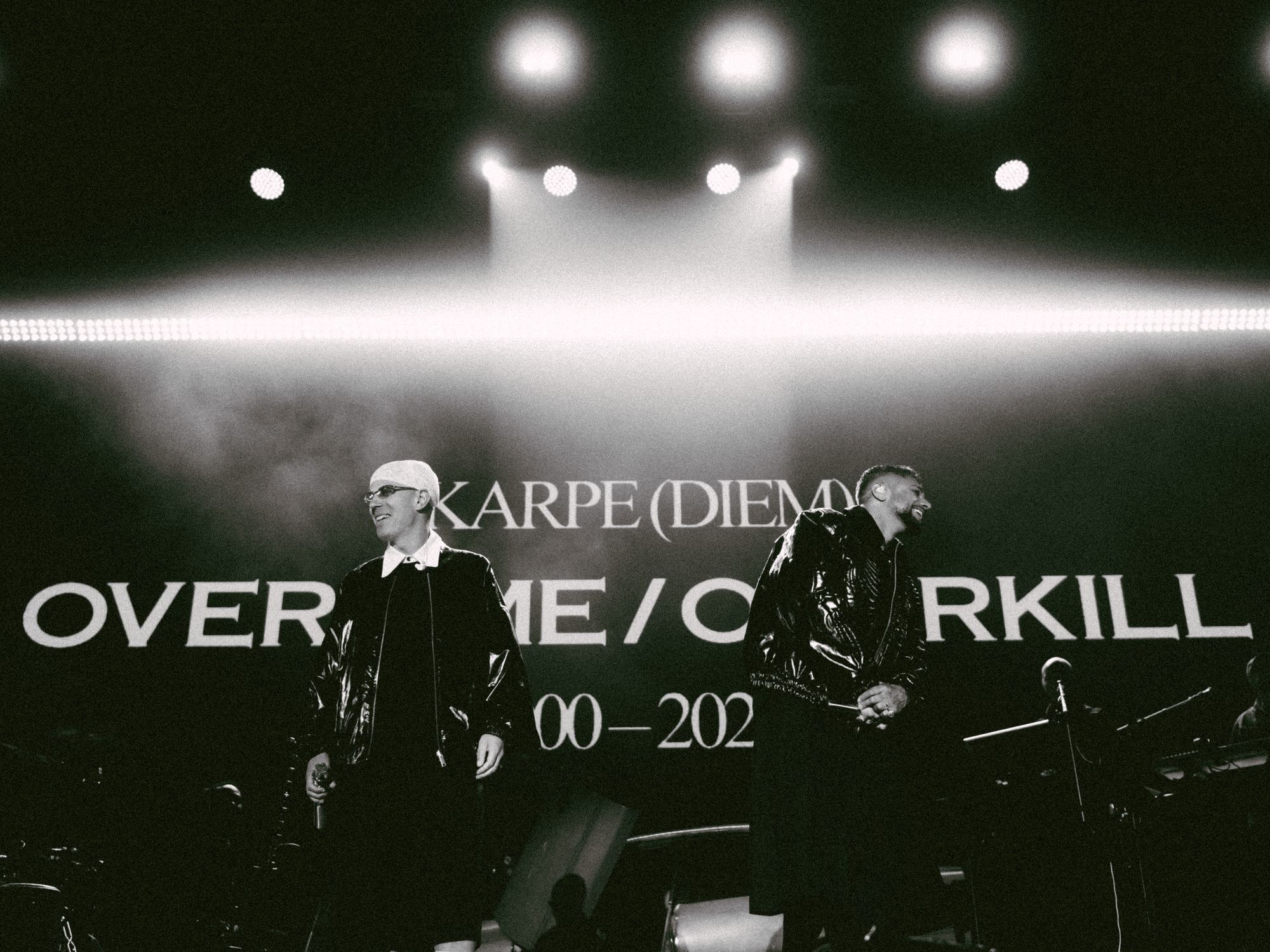 Karpe på scenen under Parkenfestivalen i Bodø i august 2026, med turnénavnet Overtime/Overkill på skjermen bak