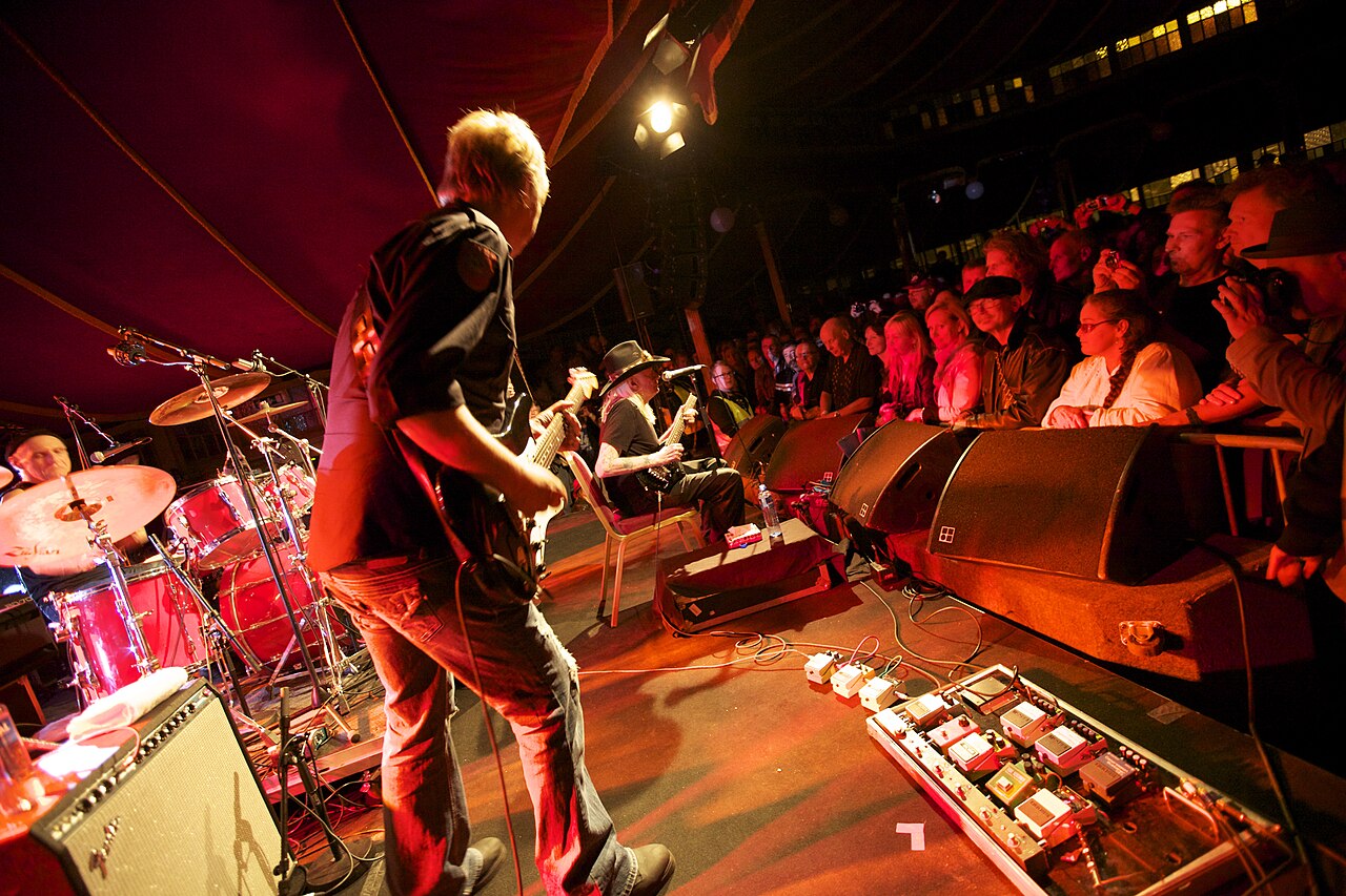 Johnny Winter på scenen under Blues in Hell 2011