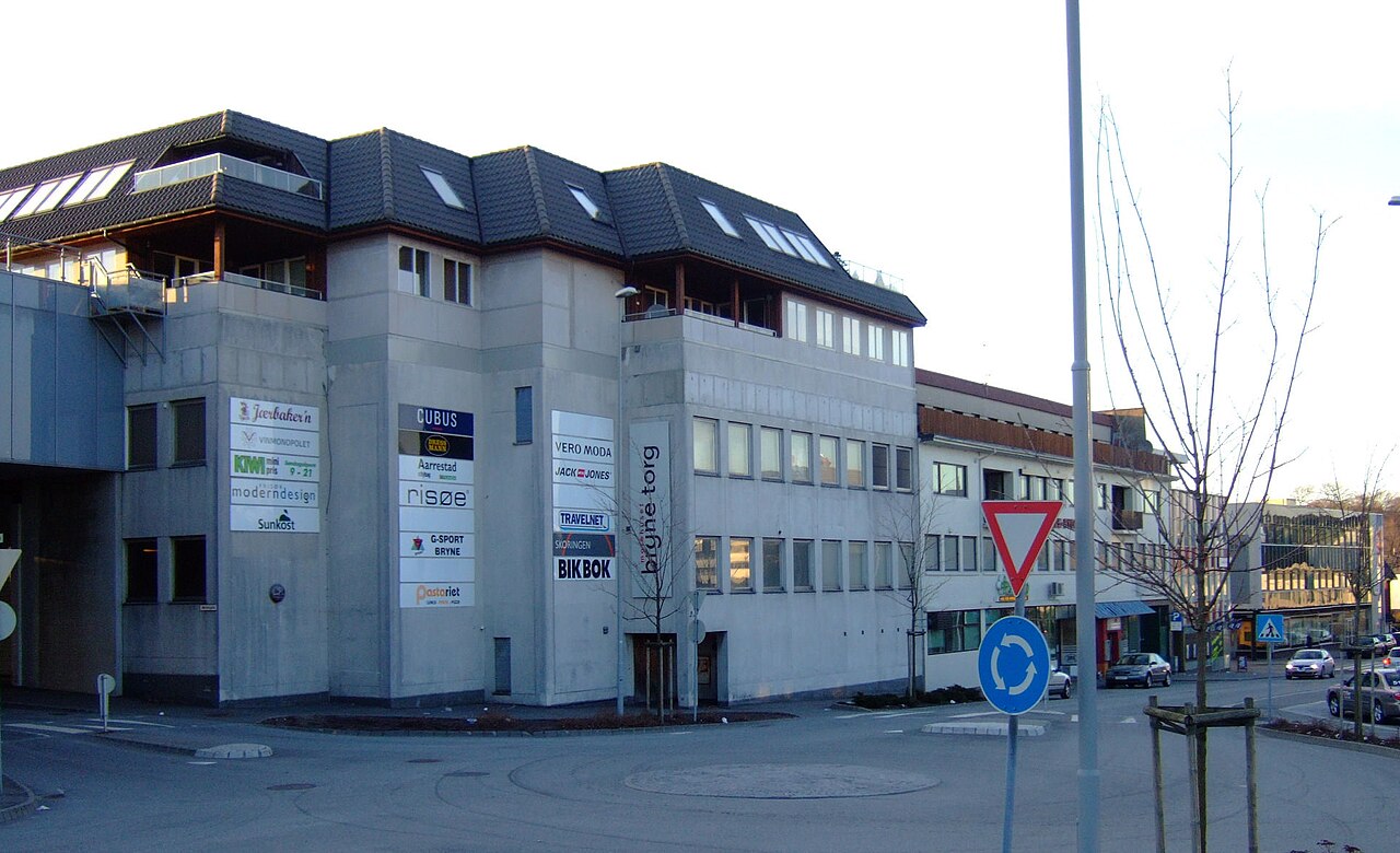 Bryne sentrum med Bryne torg, kort vei fra Bryne Mølle og Brynerocken