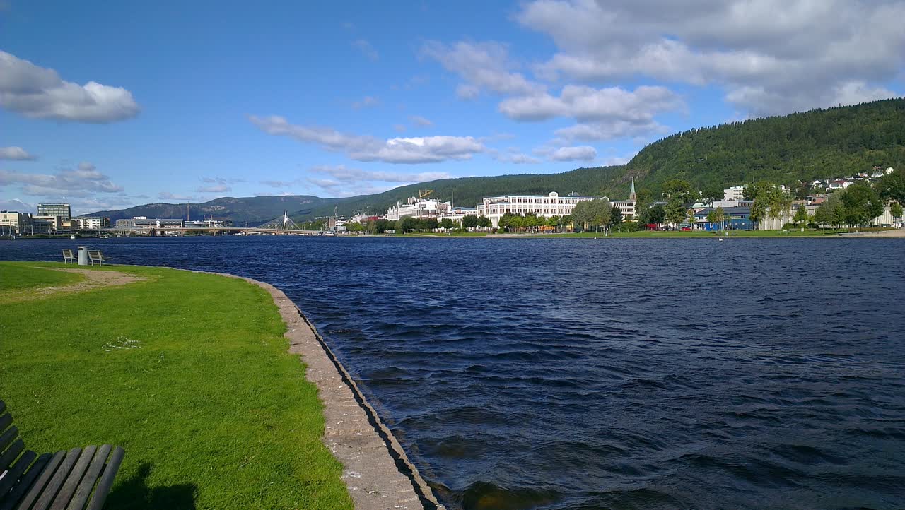 Drammen sentrum med Holmen og Drammenselva