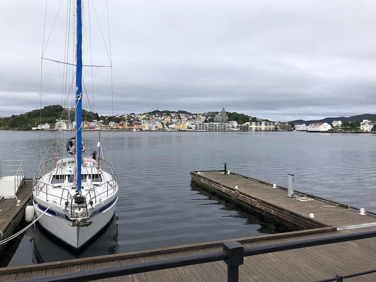 Kristiansund havn sett fra sjøen med fargerike hus langs bryggene