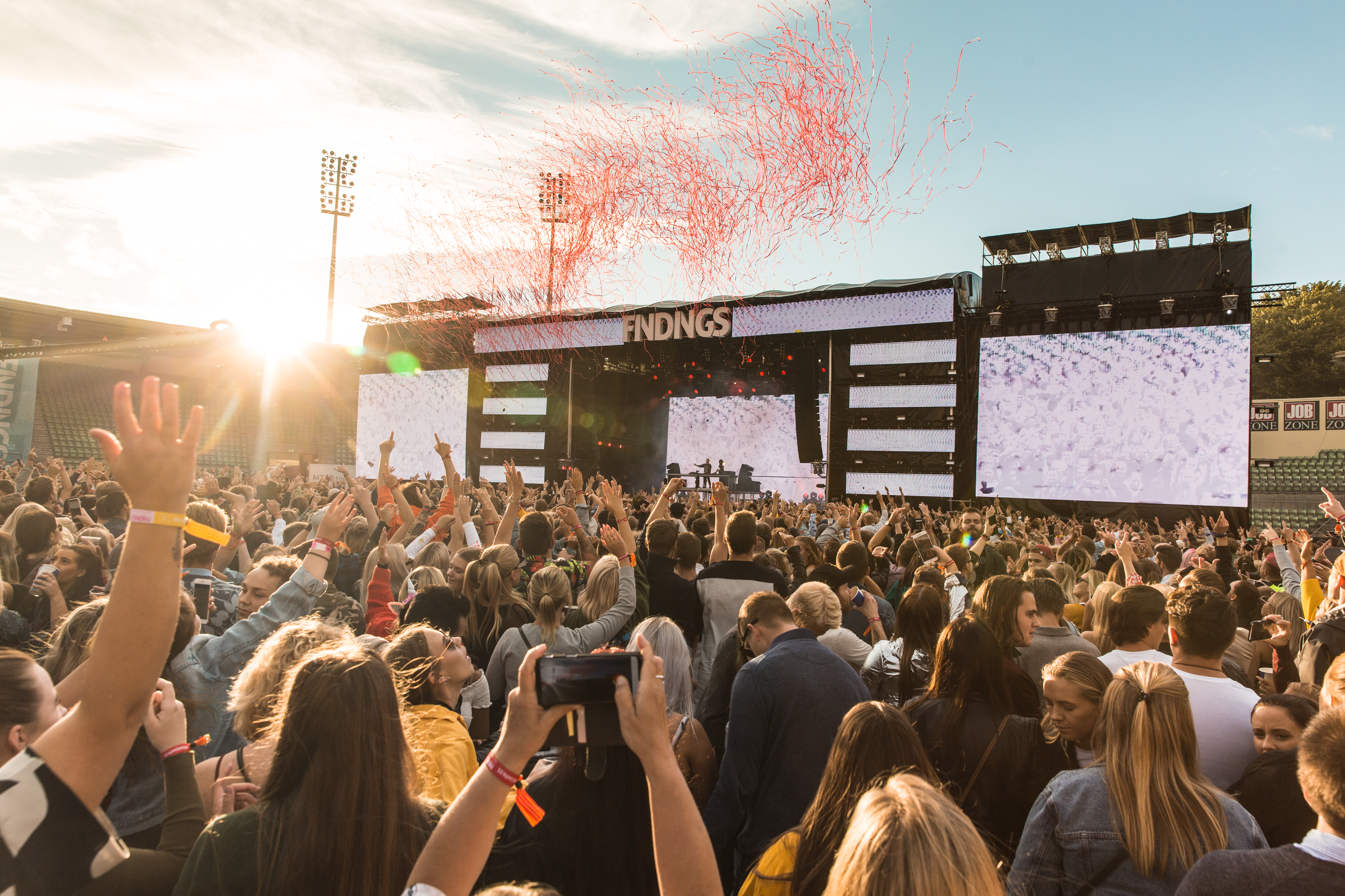 Publikum og scene under Findings Festival på Bislett Stadion