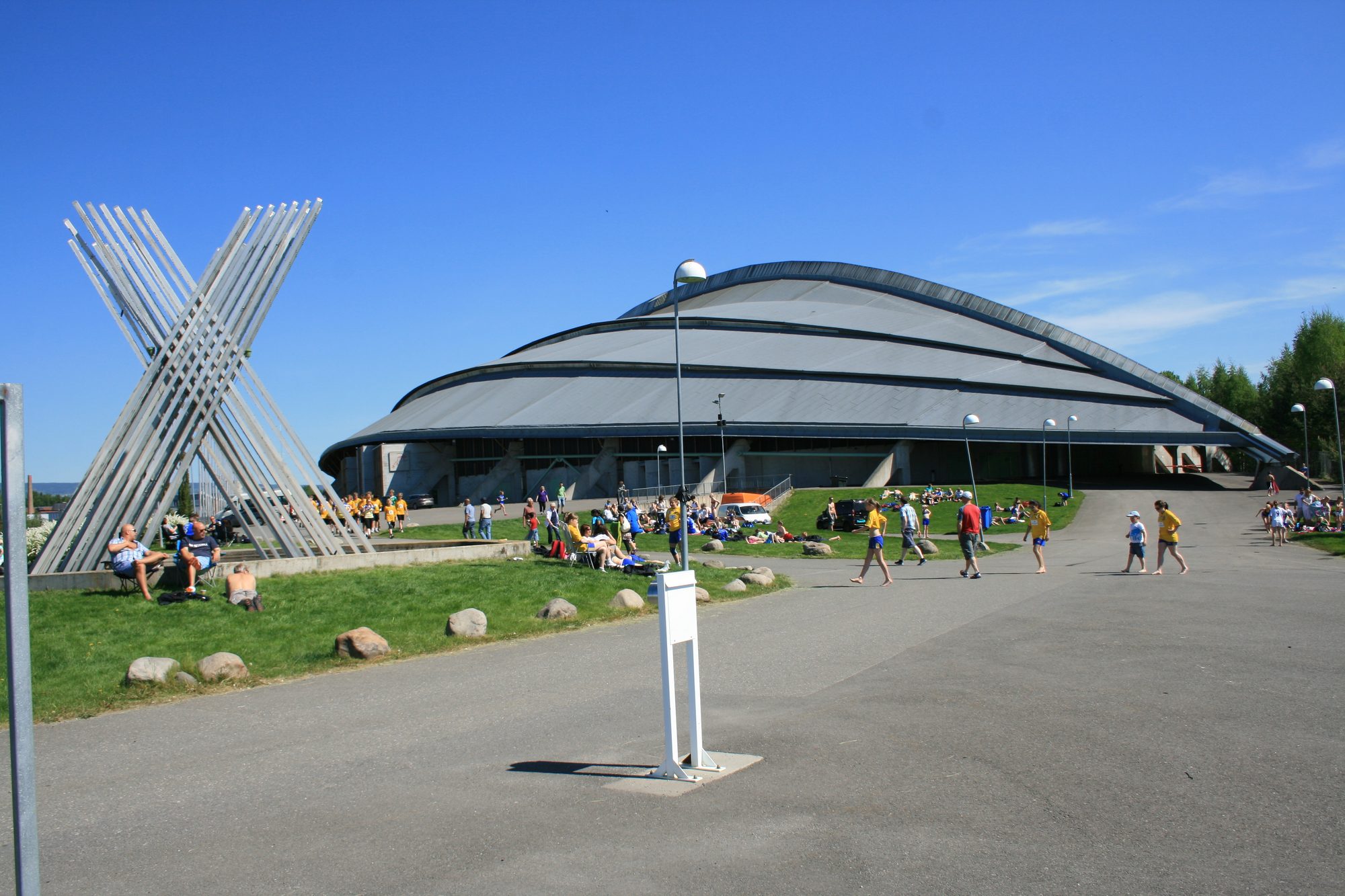 Vikingskipet i Hamar en sommerdag, med uteområdet og plassen foran hallen der Hamar Open Air arrangeres
