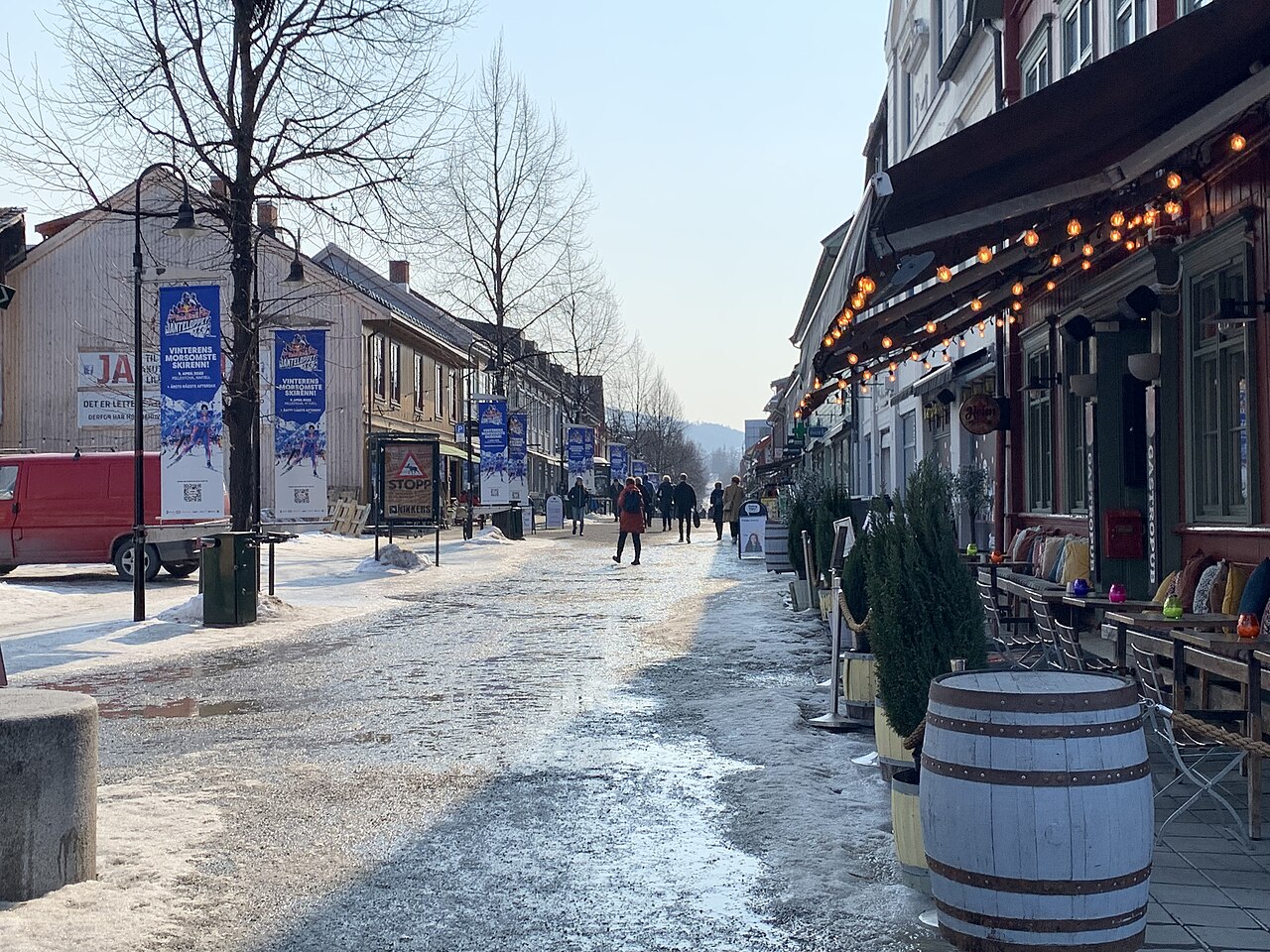 Storgata i Lillehammer med historiske trebygårder, handlegaten der Lilyhammericana holder til