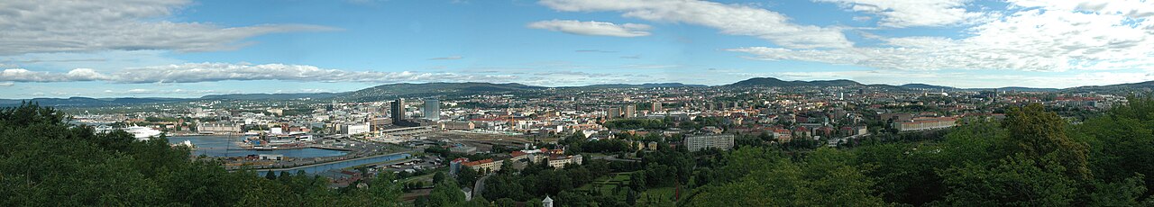 Panorama over Oslo by sett fra Ekeberg, med Oslofjorden og bylandskapet nedenfor
