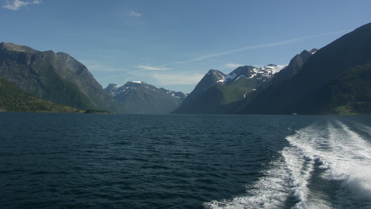 Hjørundfjorden med de snødekte Sunnmørsalpane, i fjordlandskapet på Sunnmøre der Sunnmøre Kammermusikkfestival arrangeres