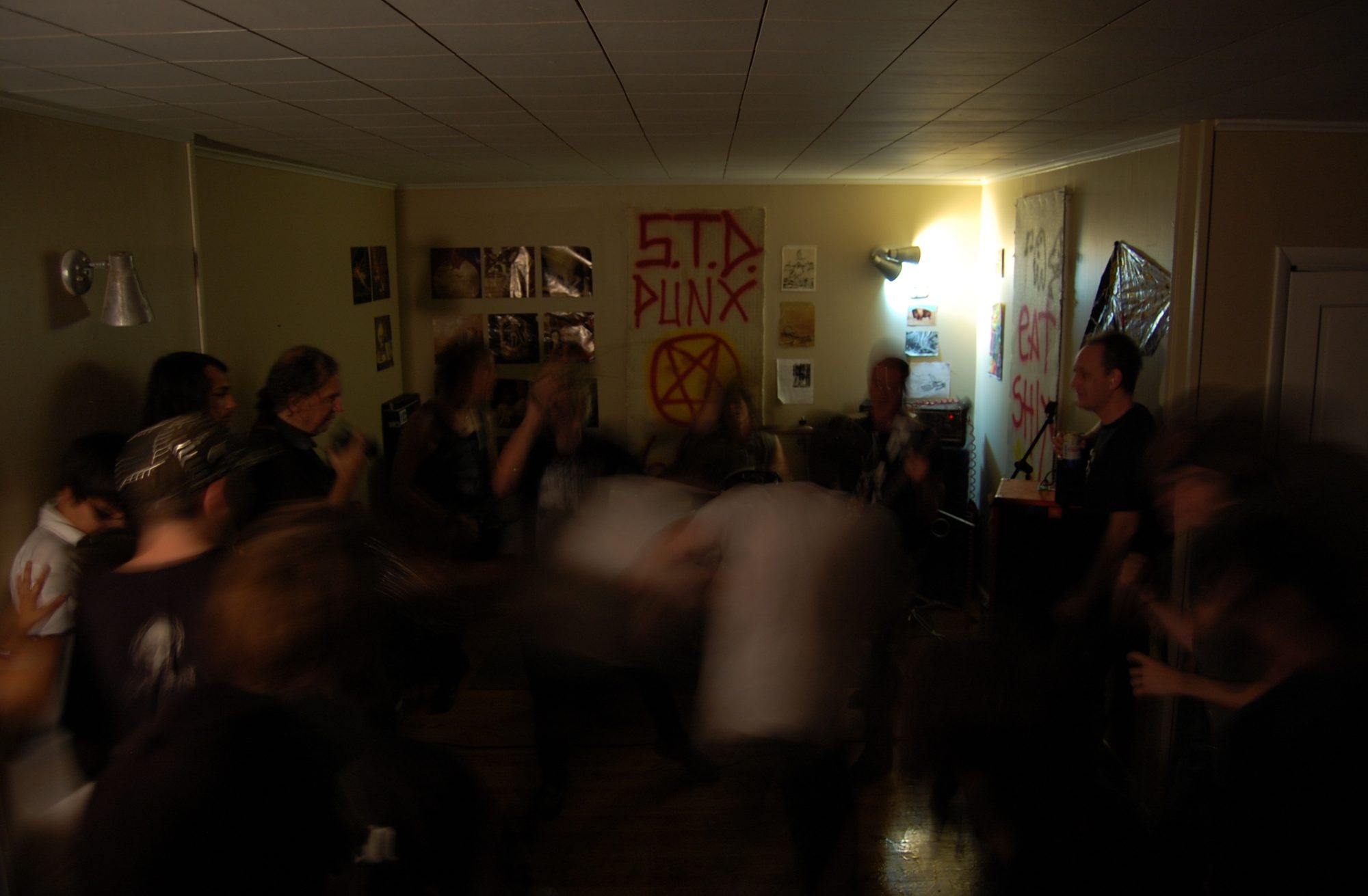 Illustrasjonsfoto av punk-publikum (ikke fra Lager11)