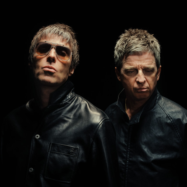 Brødrene Liam og Noel Gallagher i svarte skinnjakker mot en mørk bakgrunn