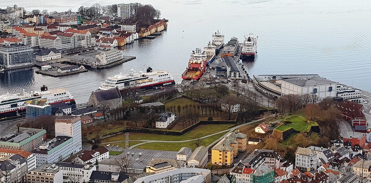Bergenhus Festning sett fra Fløyfjellet