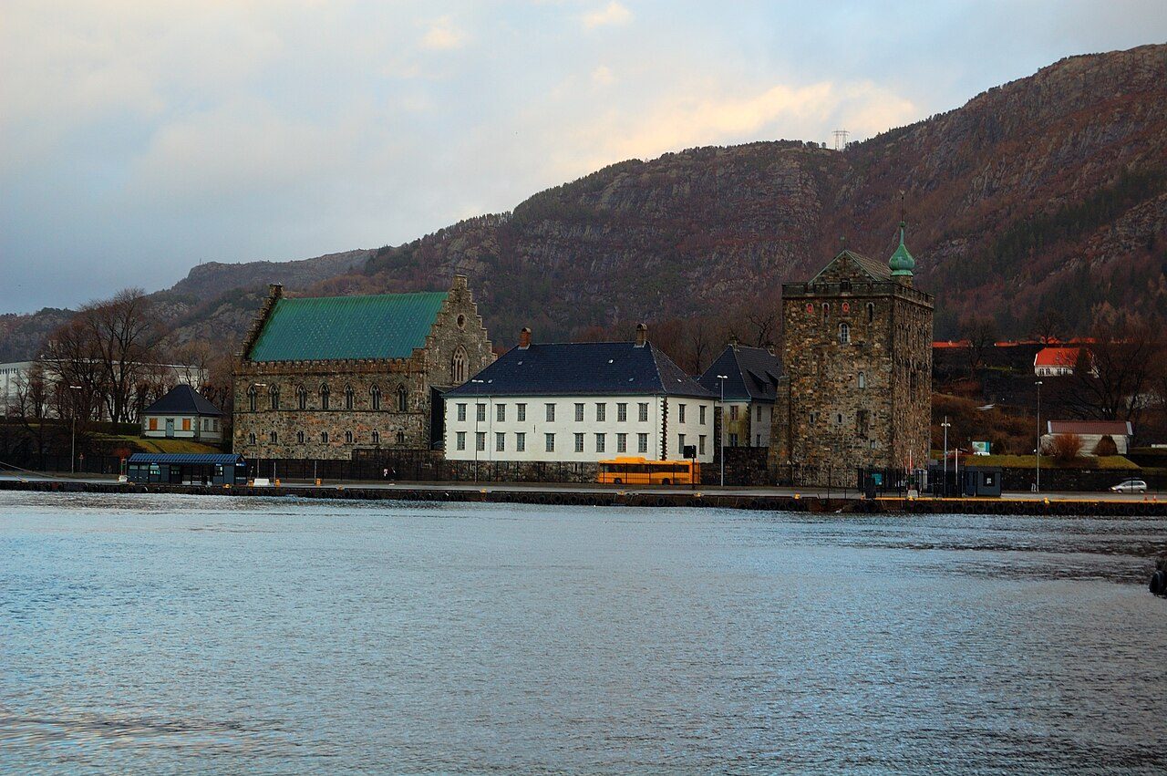 Bergenhus festning i Bergen med festningsmurene og bygningene p&aring; omr&aring;det