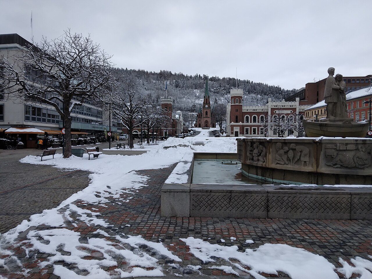 Bragernes kirke sett fra Bragernes torg i Drammen