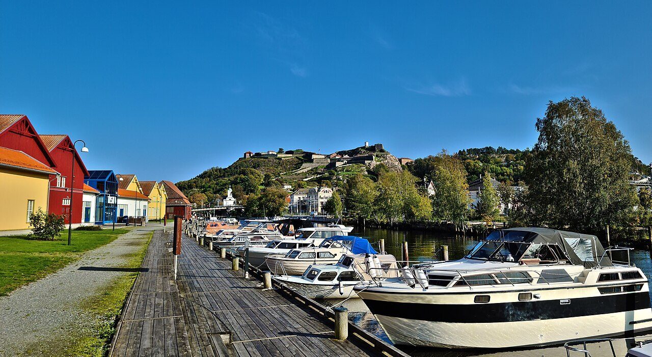 Halden med elva Tista og Fredriksten festning i bakgrunnen
