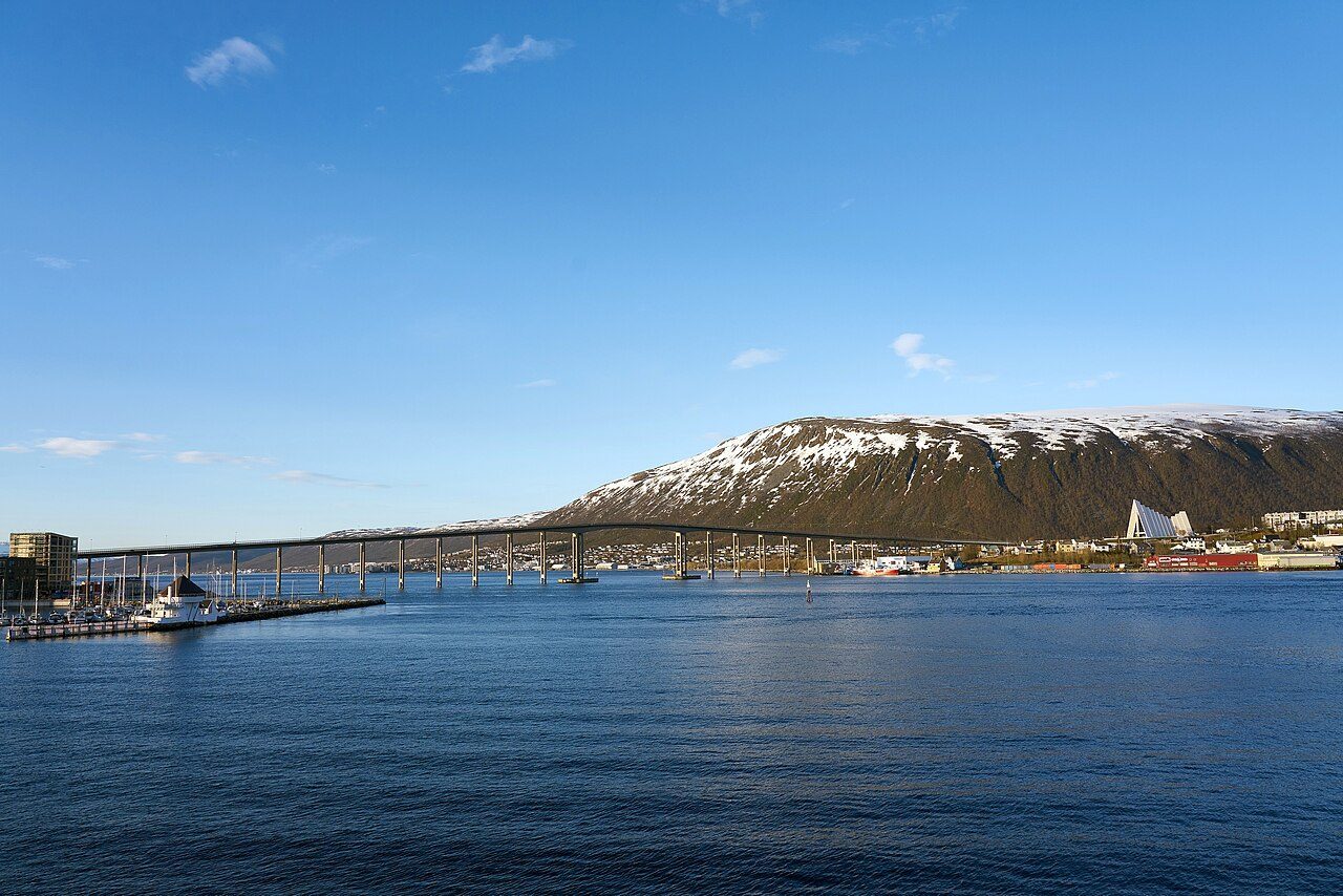 Tromsøbrua og Ishavskatedralen sett fra sundet
