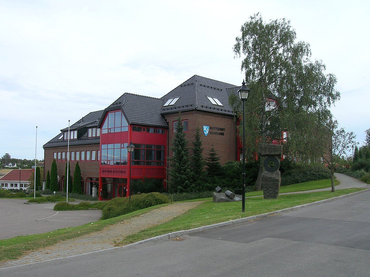 Nøtterøy kulturhus, murbygning med rødt inngangsparti på Borgheim