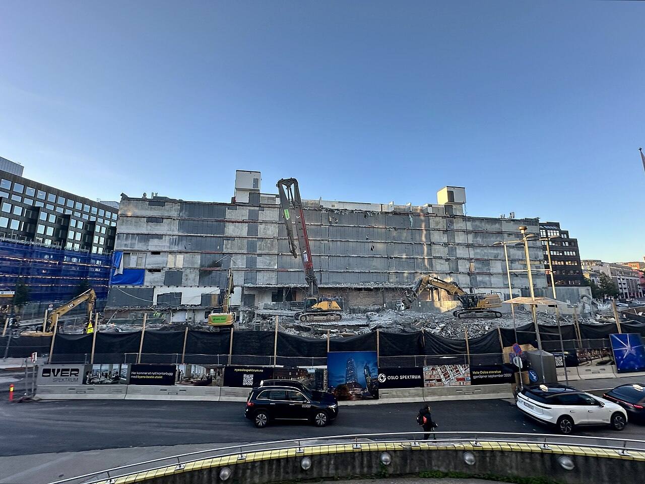 Det gamle kontorbygget til Oslo Spektrum under riving i september 2025, med maskiner og byggegjerde foran