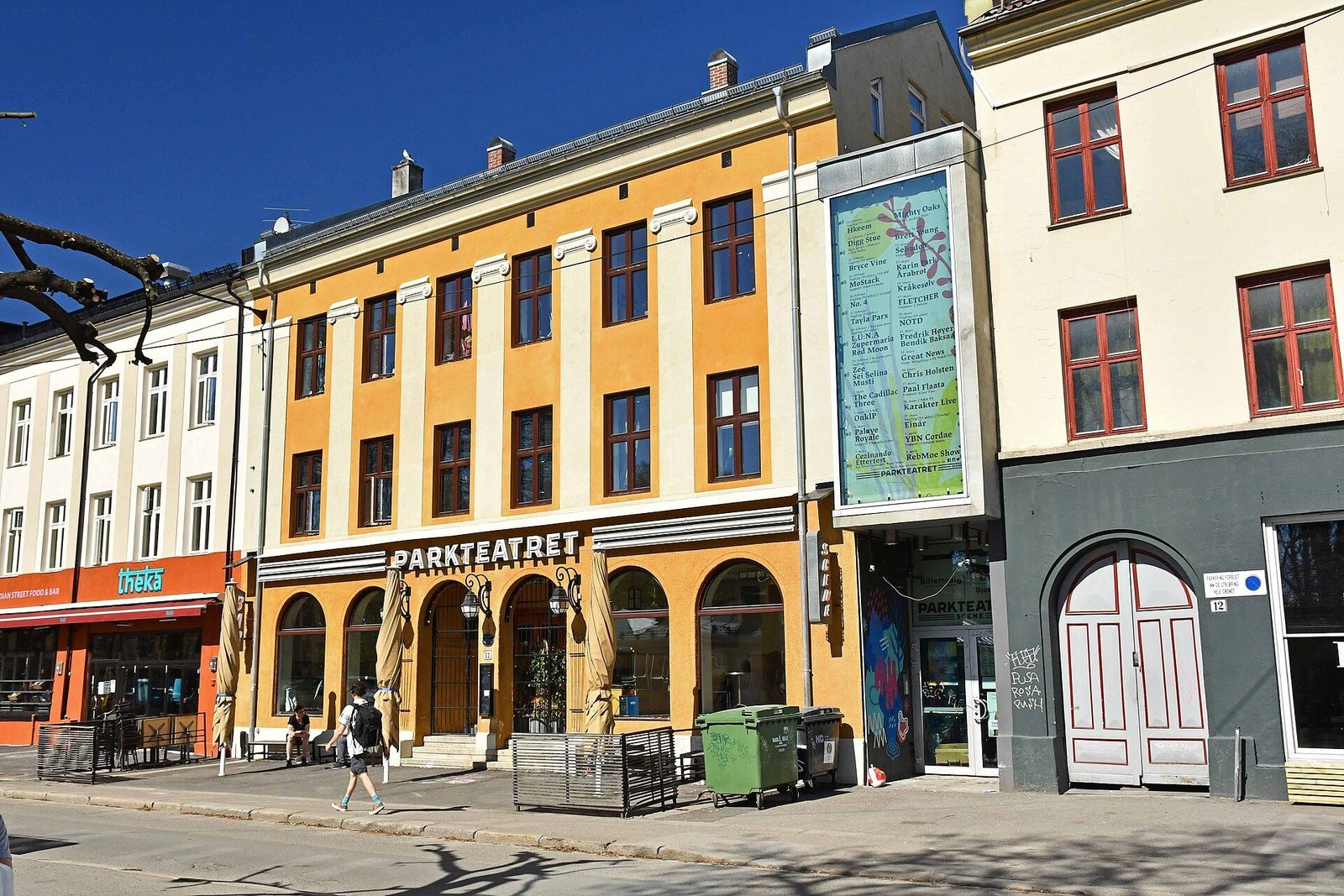 Parkteatret ved Olaf Ryes plass på Grünerløkka, med trikkespor og historic fasade