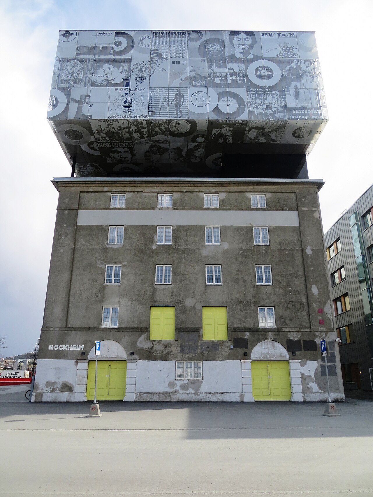 Rockheim ved Brattørkaia med parkeringsomrade