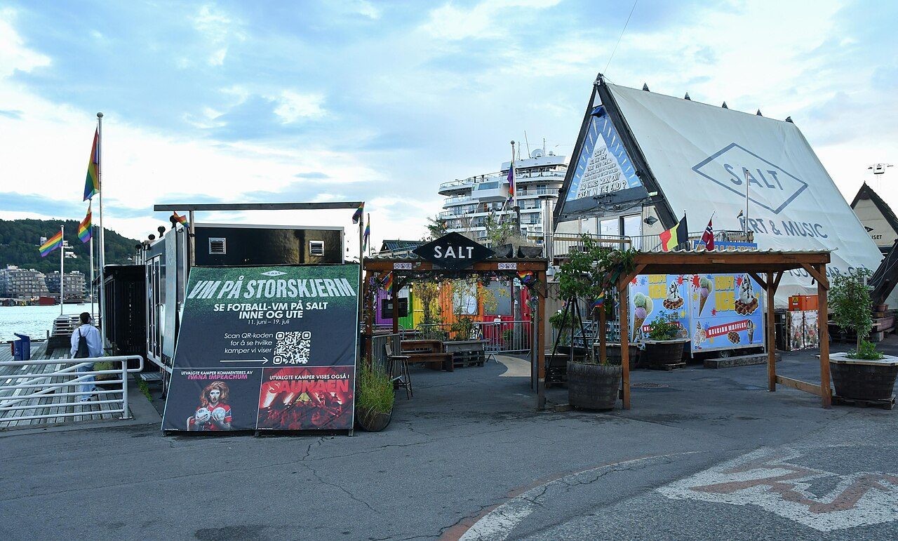 Inngangen til SALT med pyramideformet trekonstruksjon på Langkaia i Oslo