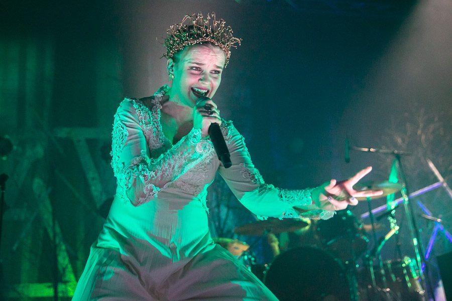 Konsert på Sentrum Scene sett fra publikum: scene og lysbue i hovedsalen