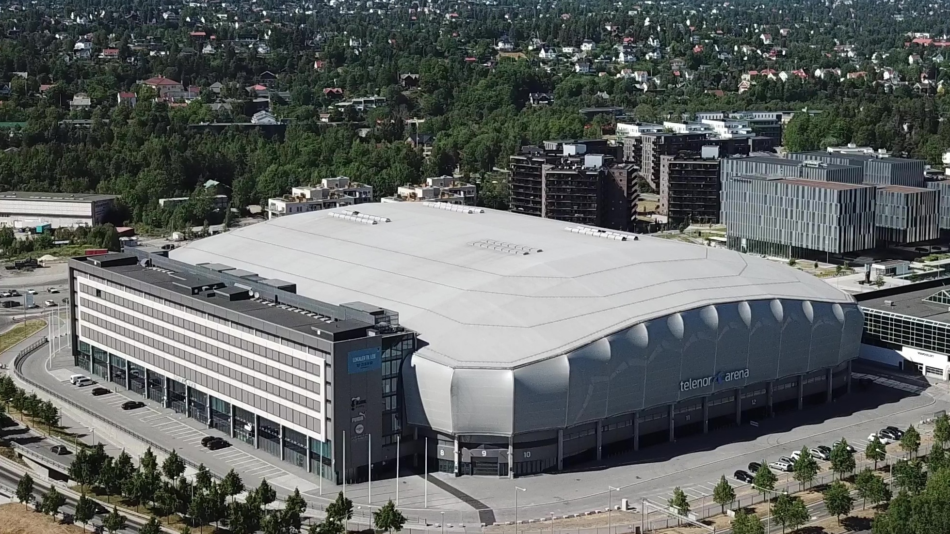 Unity Arena (tidligere Telenor Arena) på Fornebu sett fra luften, viser P1, P2 og omgivelser
