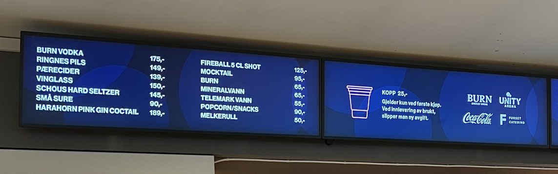 Digital prismeny på Unity Arena bar inne, mai 2026: Ringnes Pils 149 kr, pærecider 139 kr, vinglass 150 kr, Harahorn Pink Gin Cocktail 189 kr
