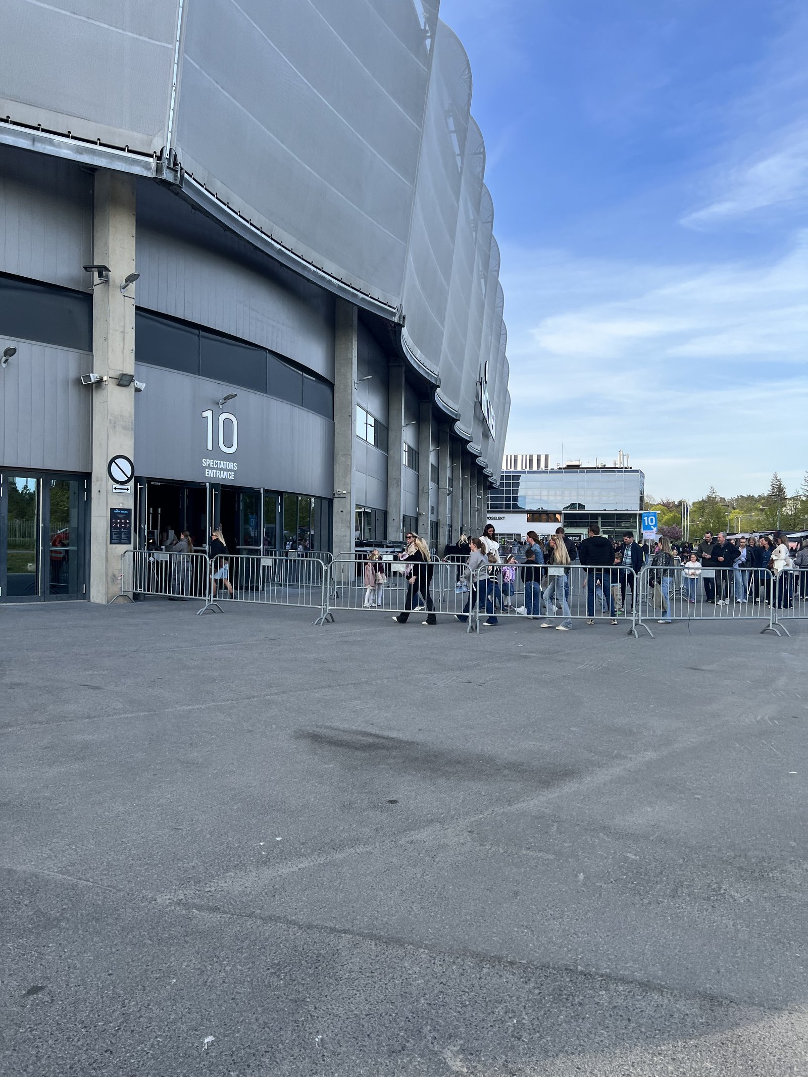 Inngang 10 til Unity Arena, skiltet Spectators Entrance