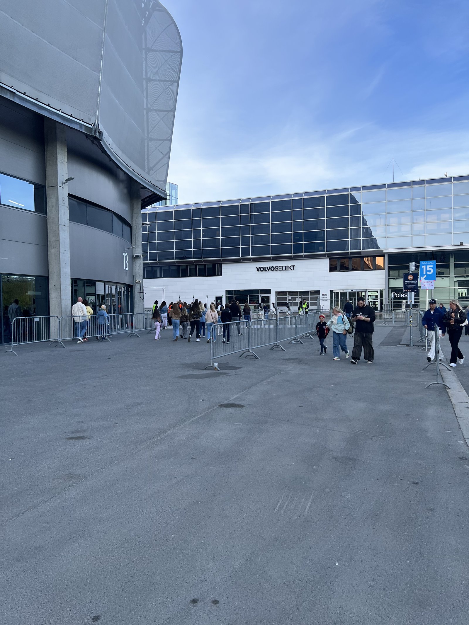 Inngangene 14 og 15 til Unity Arena, sett fra Volvoselekt-siden