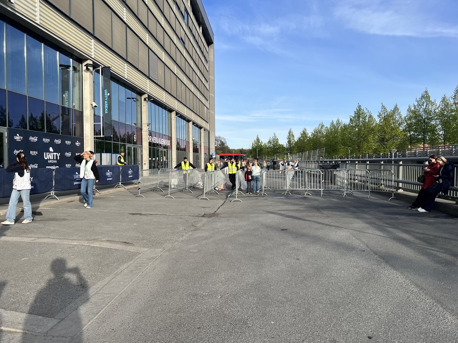 Sikkerhetssjekk utenfor Unity Arena med gjerder satt opp før konsert
