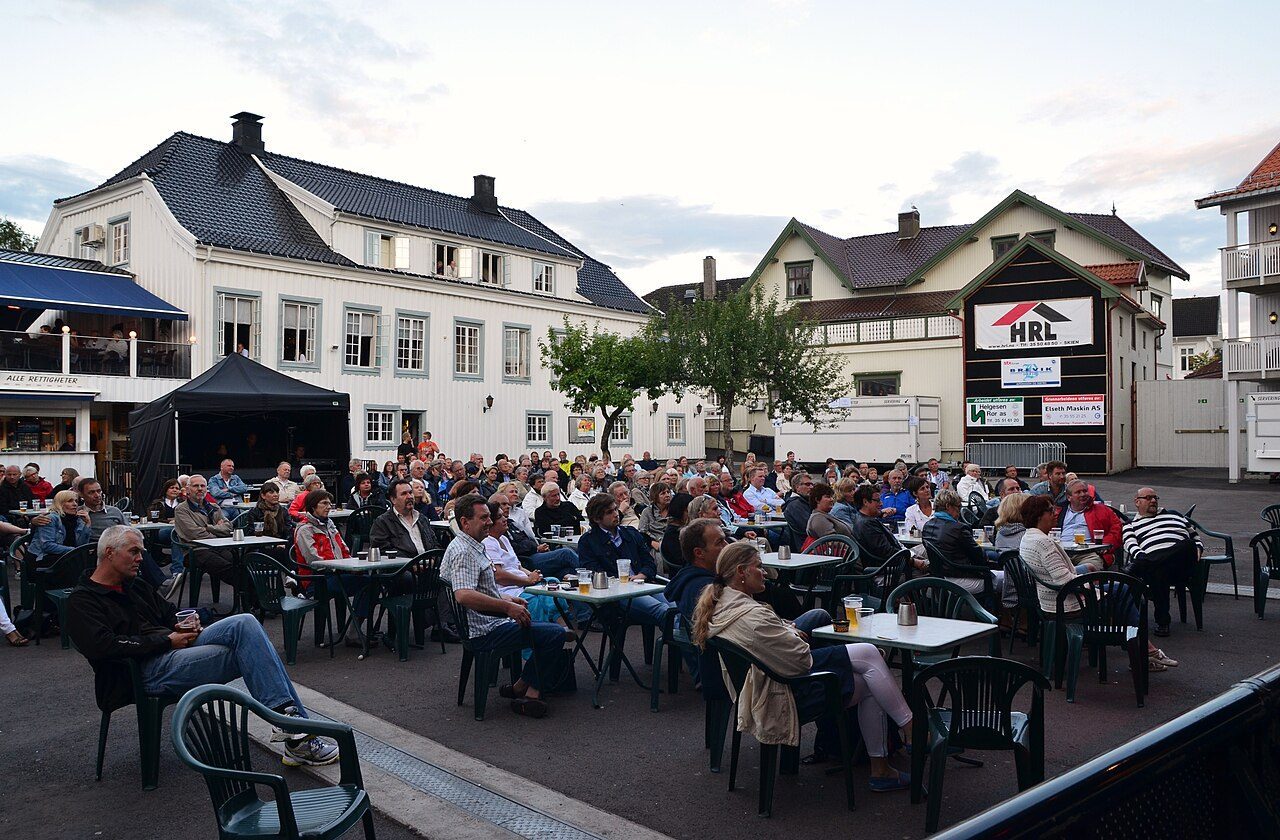 Wrightegaarden i Langesund, den gamle trebygningen med hagen rundt