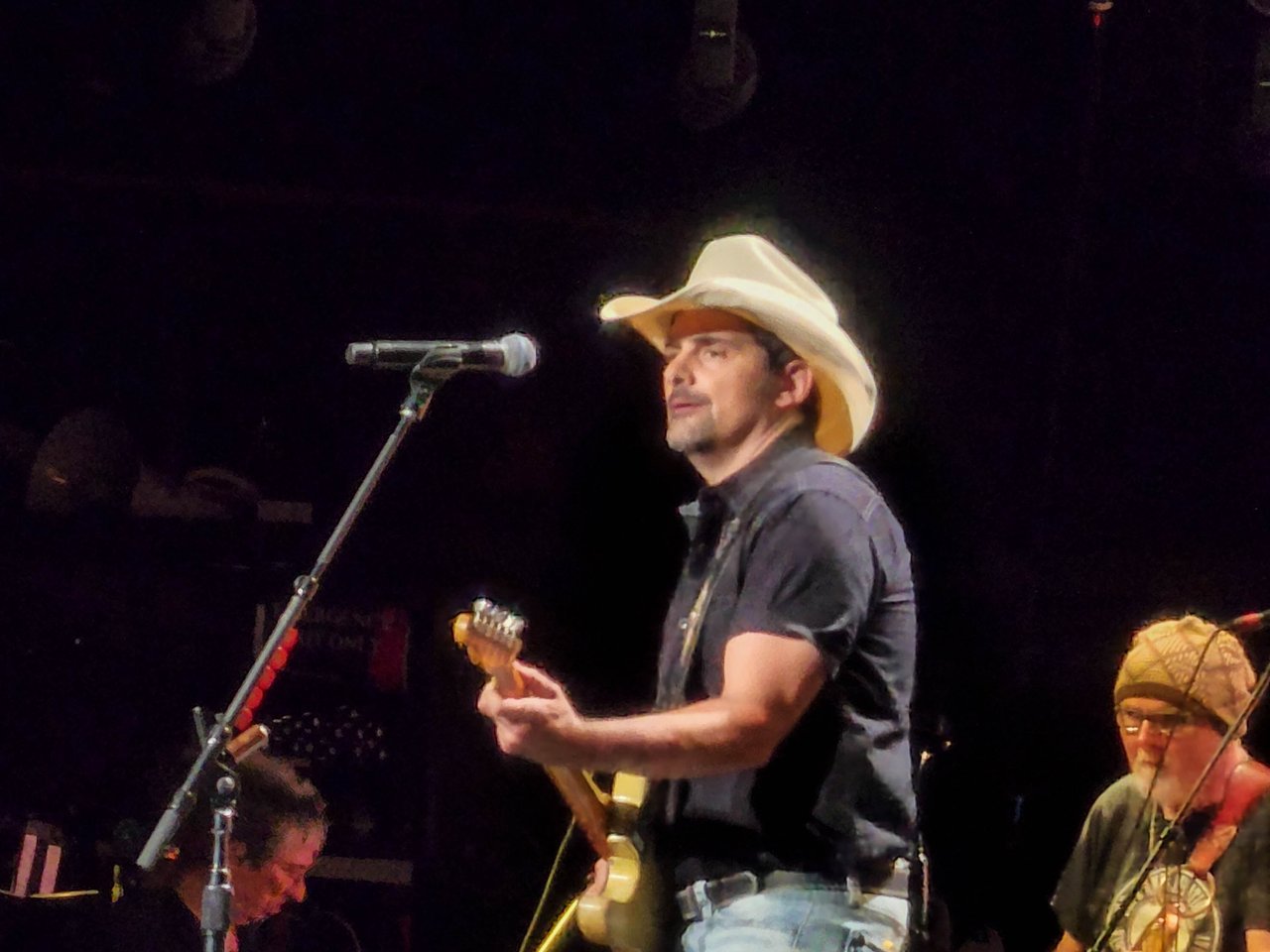 Brad Paisley live med cowboyhatt og gitar