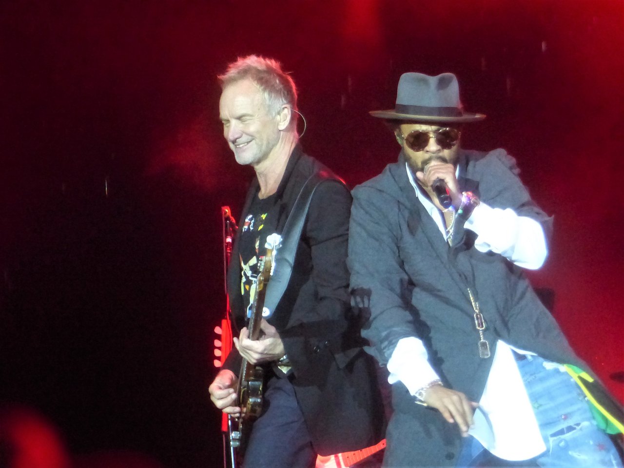 Sting på scene med bass