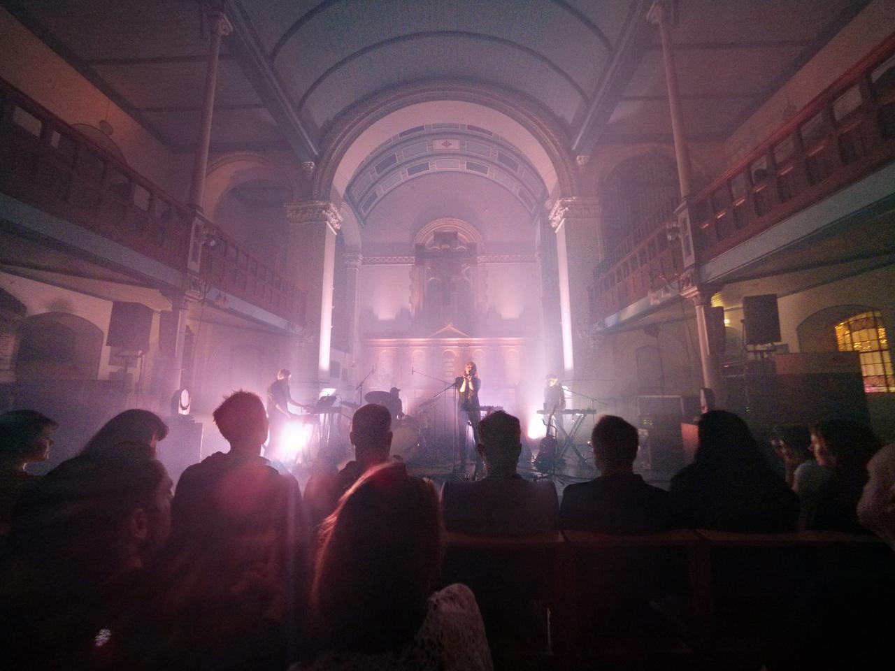 Susanne Sundfør synger i en kirke