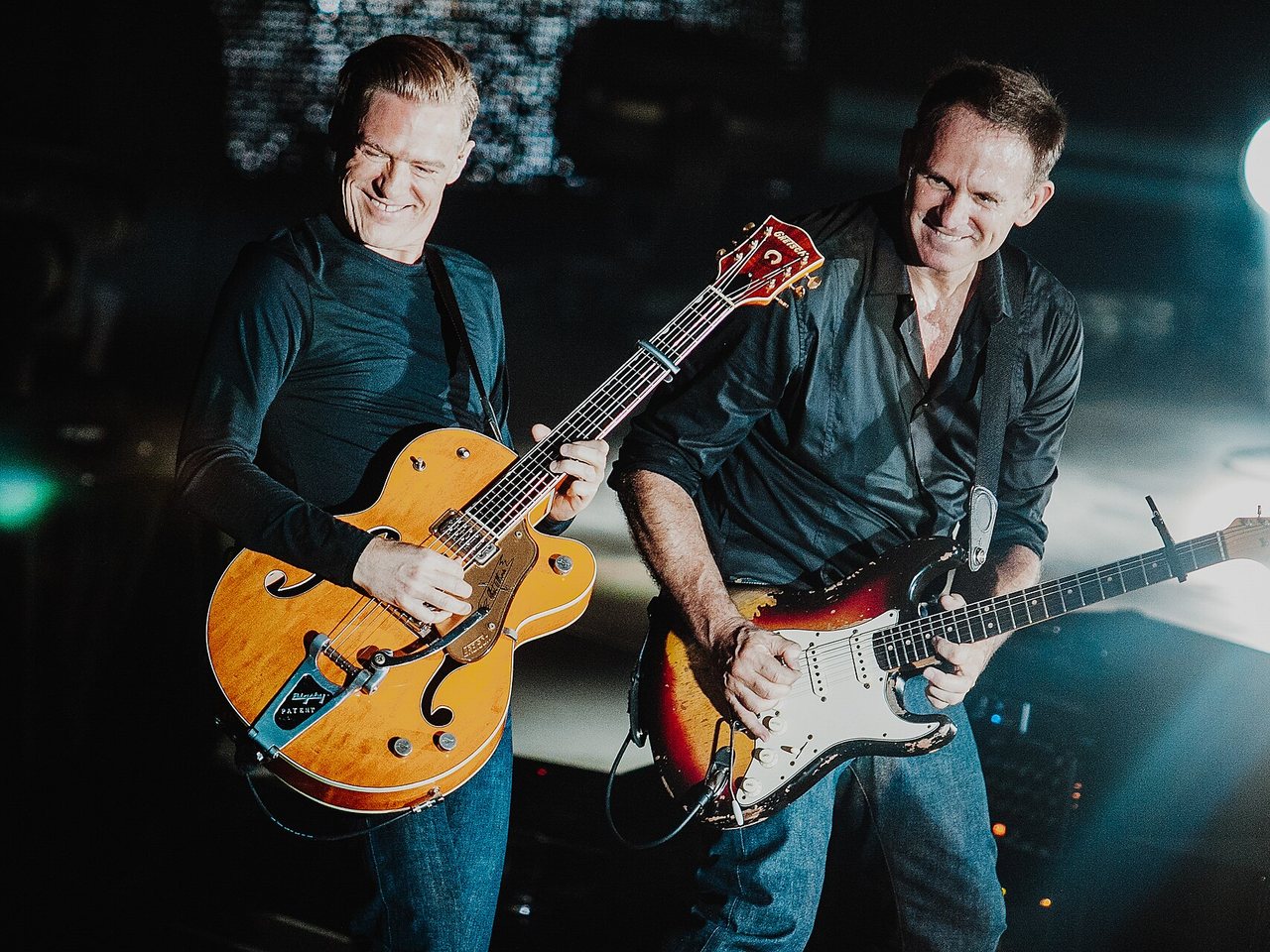 Fra Bryan Adams-konserten i Poznań i 2012: to gitarister side om side på scenen