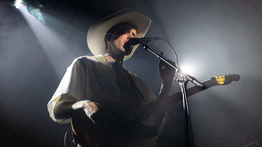 Gundelach på scenen på Sentrum Scene i 2019, med cowboyhatt, gitar og mikrofon i motlys og scenerøyk