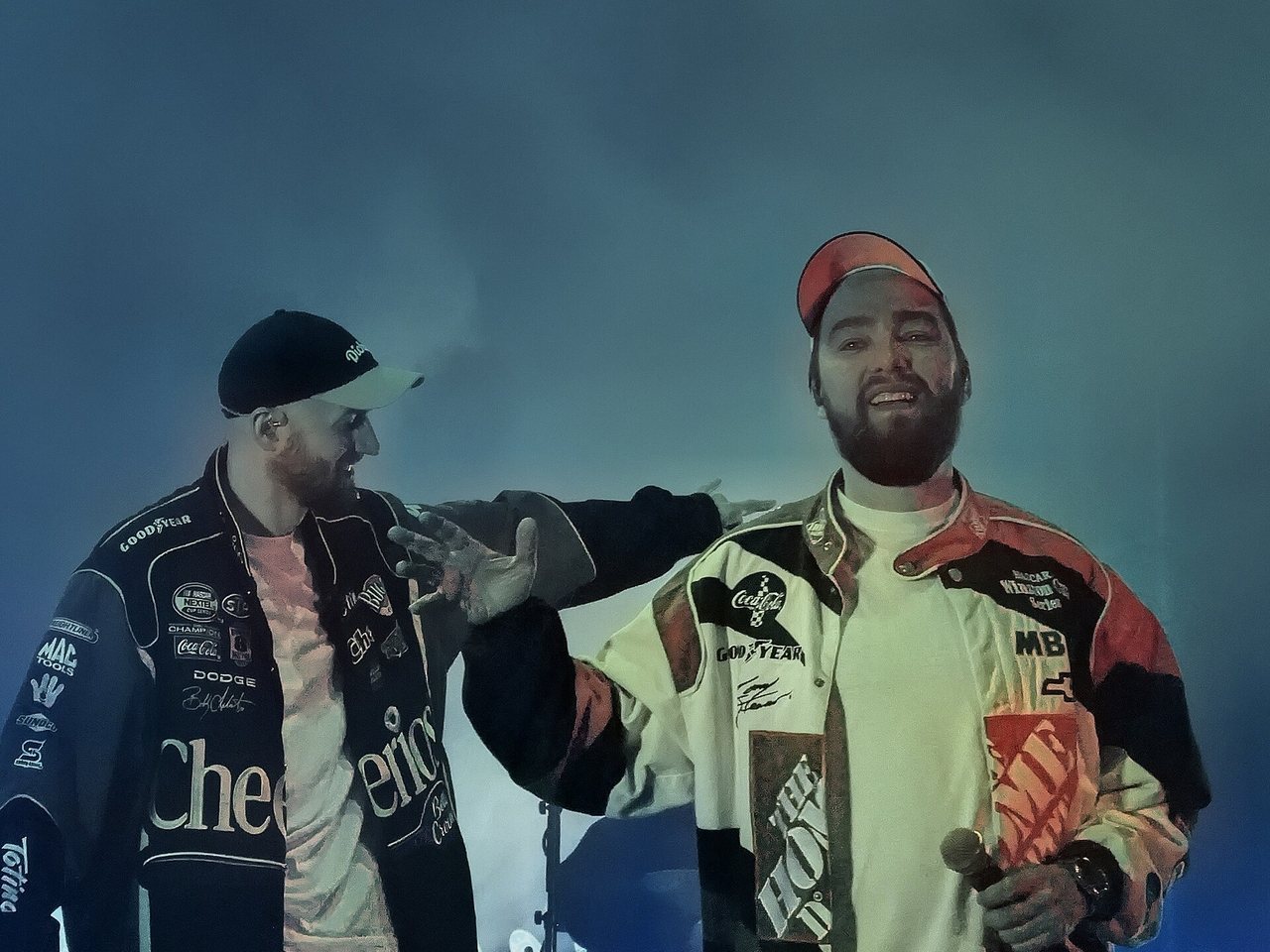 Hagle på scenen på Spydeberg Rock i 2026, André Jensen og Olav Tokerud i racingjakker, den ene med mikrofon