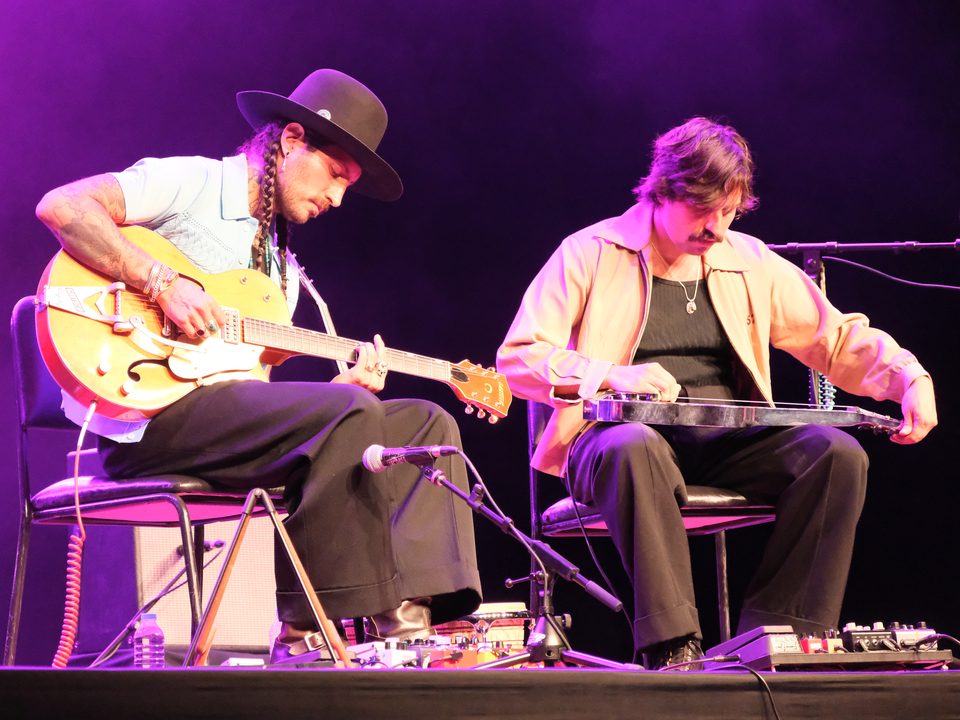 Hermanos Gutiérrez sitter på scenen under Istanbul Jazz Festival i 2025, den ene med hulkroppsgitar og den andre med lap steel på fanget