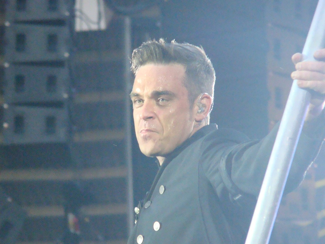 Robbie Williams på scenen i Sunderland i 2011, under Take Thats Progress Live-turné