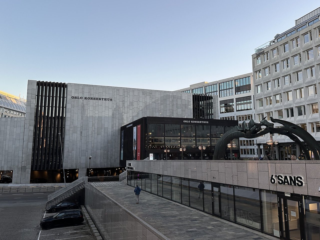 Oslo Konserthus sett fra Johan Svendsens plass, med navnet på fasaden