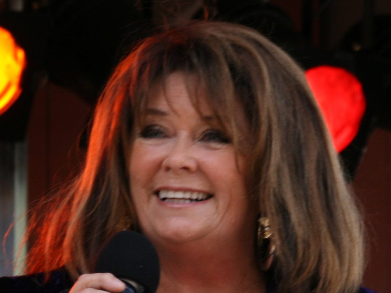 Wenche Myhre synger på scenen i 2009